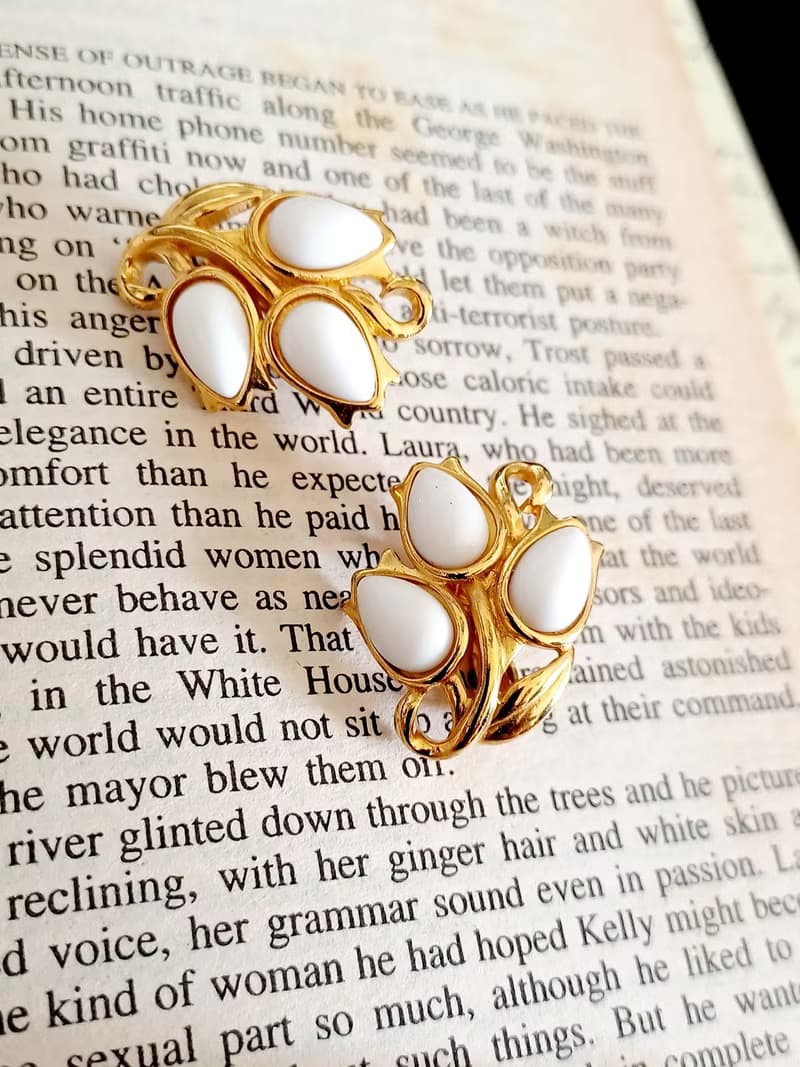 vintage jewelry Trifari 典雅牛奶玻璃花穗 夾式耳環