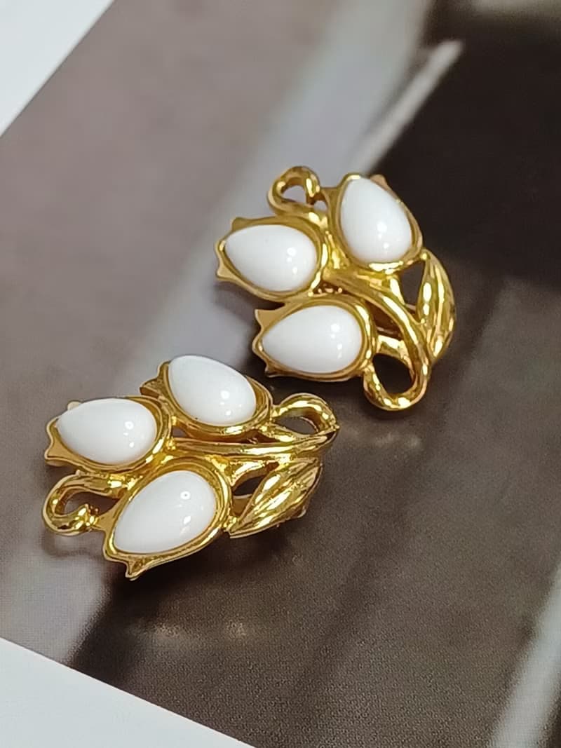 vintage jewelry Trifari 典雅牛奶玻璃花穗 夾式耳環