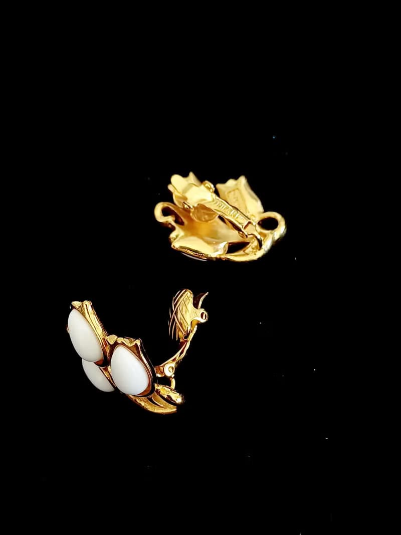vintage jewelry Trifari 典雅牛奶玻璃花穗 夾式耳環