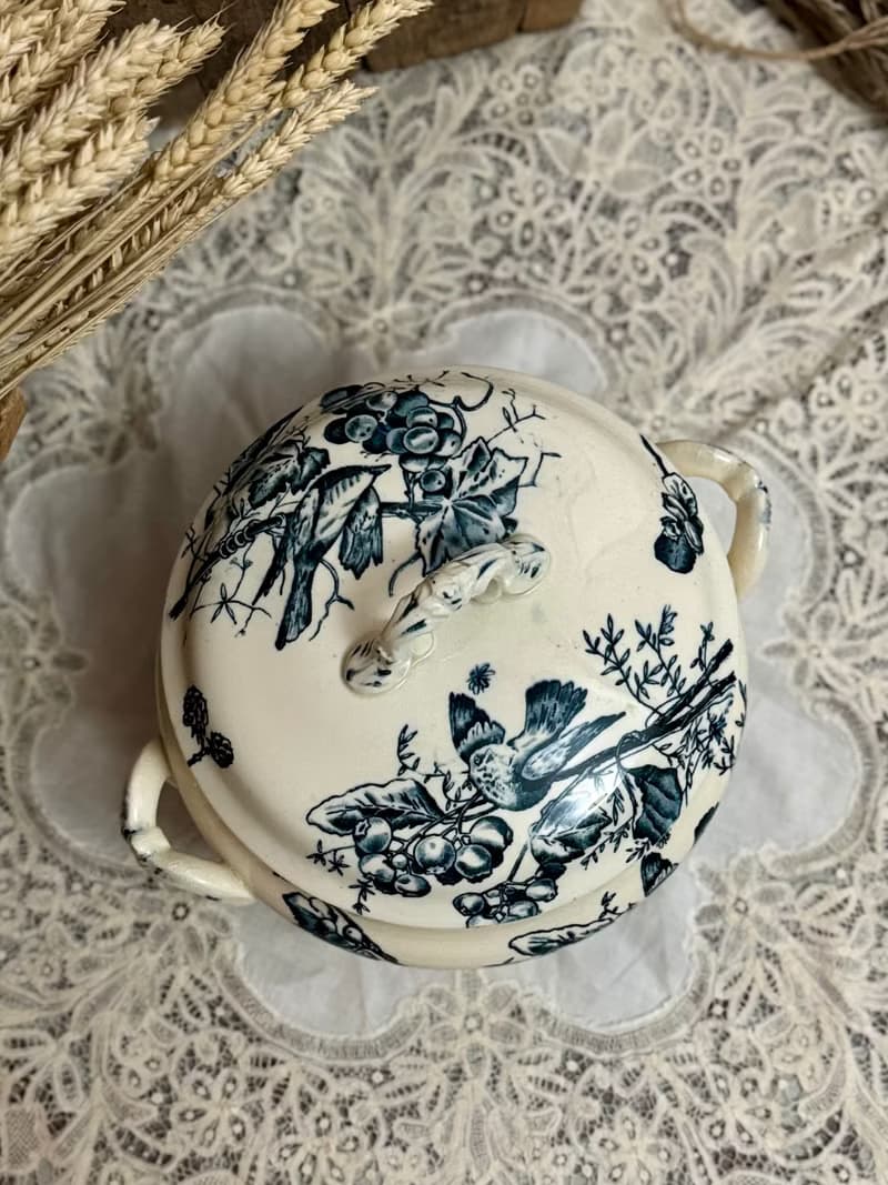 50334-絕美法國古董瓷器HB & Cie Terre de Fer 湯盅
