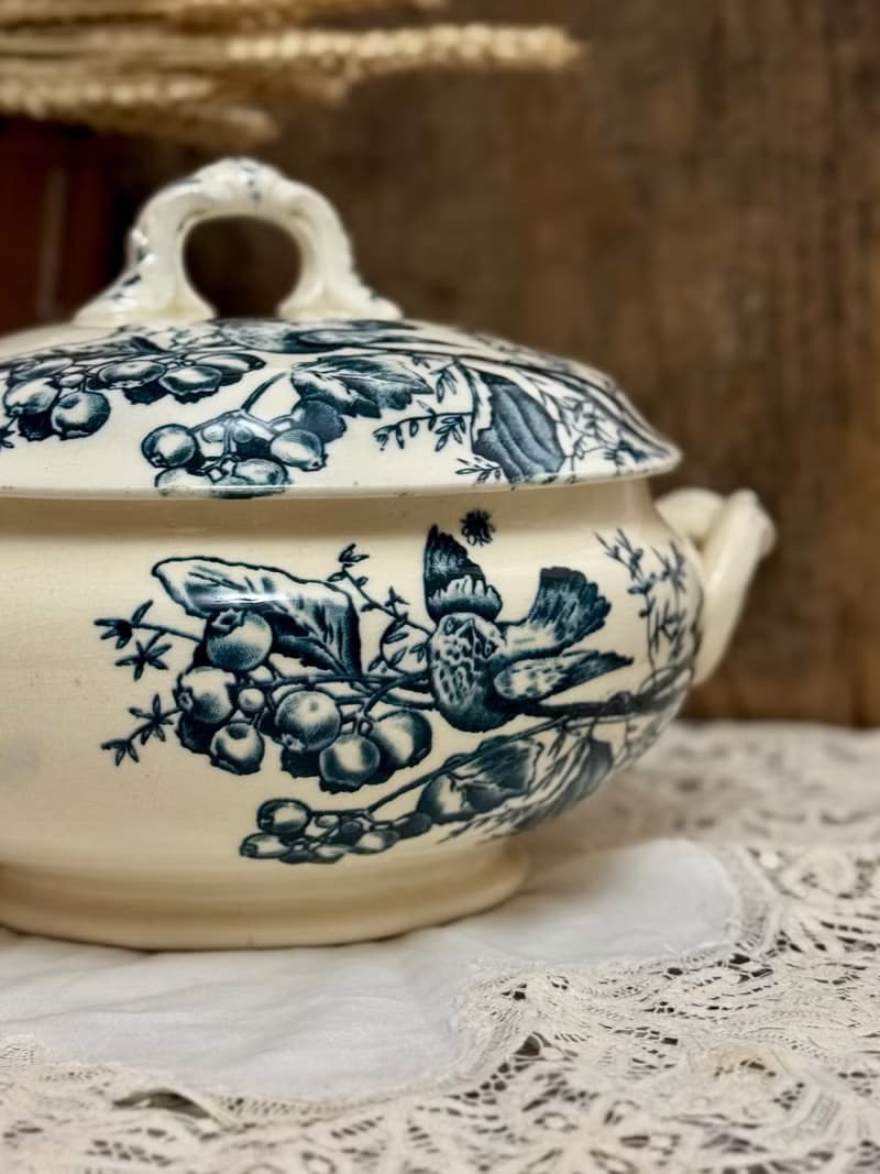 50334-絕美法國古董瓷器HB & Cie Terre de Fer 湯盅
