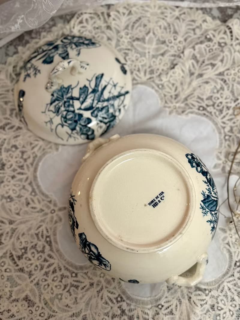 50334-絕美法國古董瓷器HB & Cie Terre de Fer 湯盅