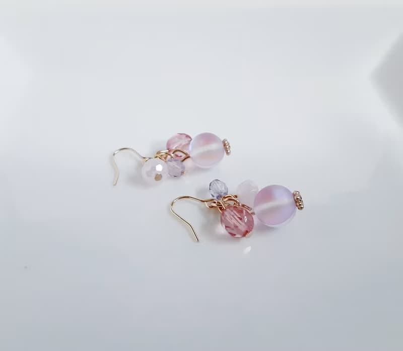 ルナフラッシュとチェコビーズのプチジャラジャラピアス 優しいピンクパープル 玻璃珠 捷克珠 生日禮物 アレルギー対応ピアスまたはイヤリングに変更可能