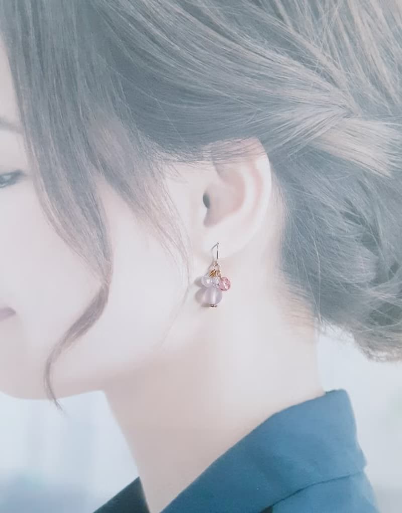 ルナフラッシュとチェコビーズのプチジャラジャラピアス 優しいピンクパープル 玻璃珠 捷克珠 生日禮物 アレルギー対応ピアスまたはイヤリングに変更可能