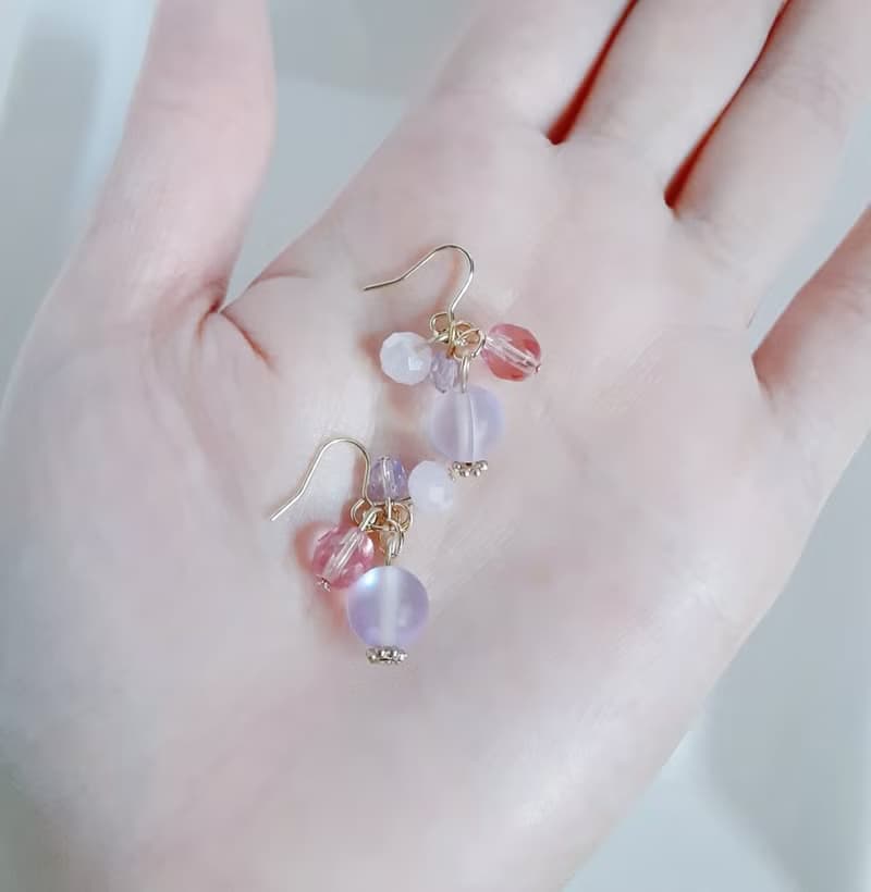 ルナフラッシュとチェコビーズのプチジャラジャラピアス 優しいピンクパープル 玻璃珠 捷克珠 生日禮物 アレルギー対応ピアスまたはイヤリングに変更可能