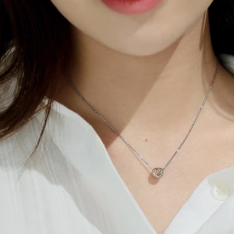 隱藏的心。極簡圓球項鍊