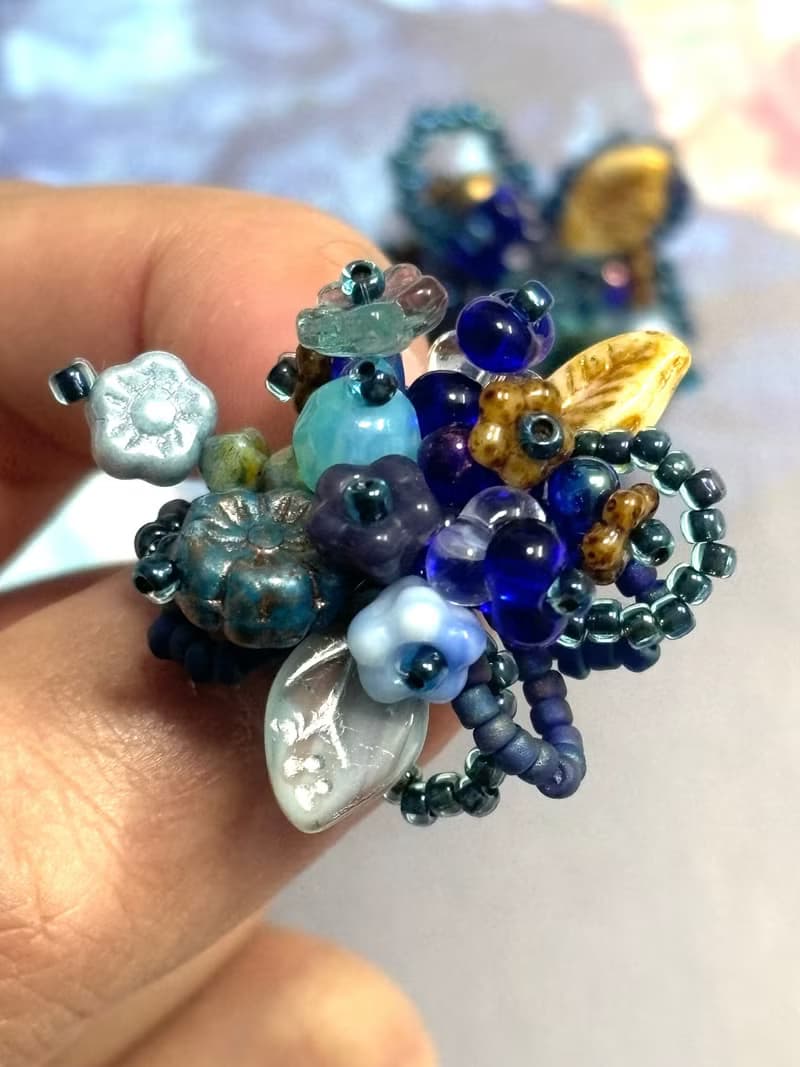 串珠花朵耳環 手作耳釘 串珠耳飾 花叢耳環 深藍月光