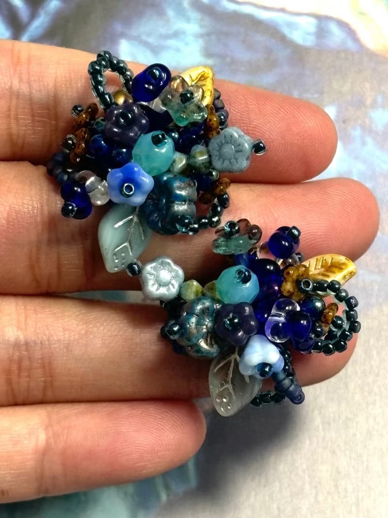 串珠花朵耳環 手作耳釘 串珠耳飾 花叢耳環 深藍月光