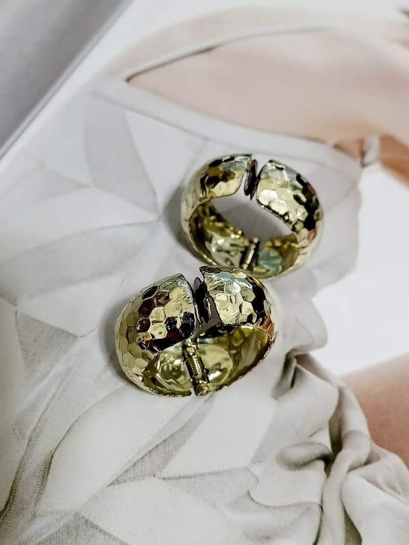 vintage jewelry  典雅金色敲擊紋環型 夾式耳環