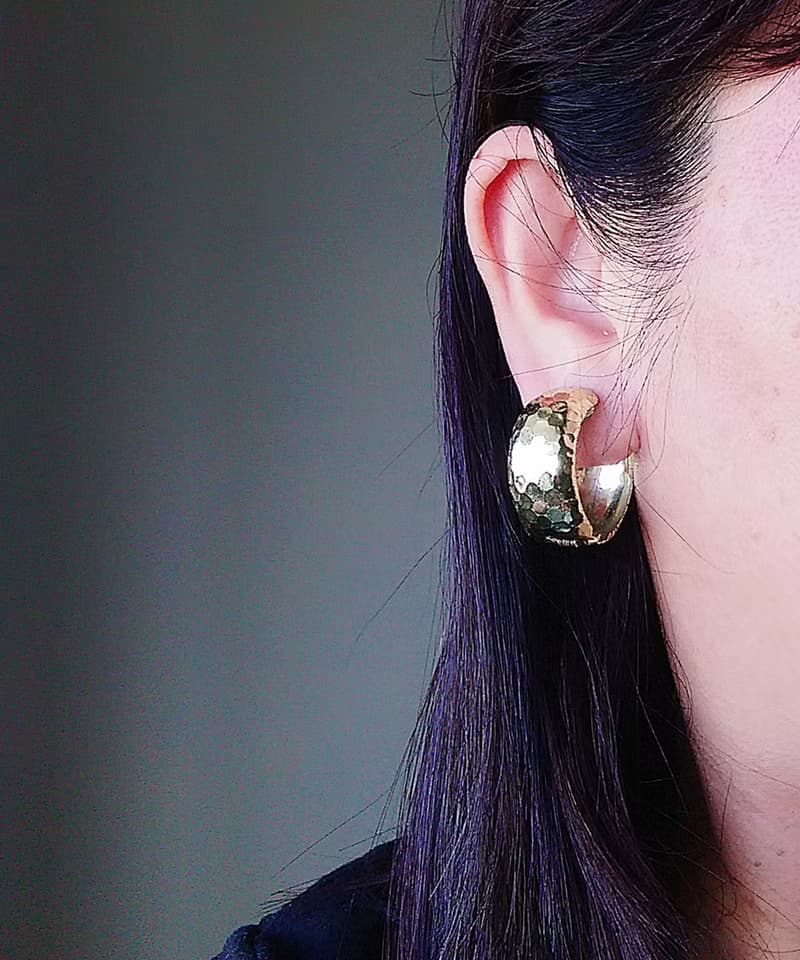 vintage jewelry  典雅金色敲擊紋環型 夾式耳環