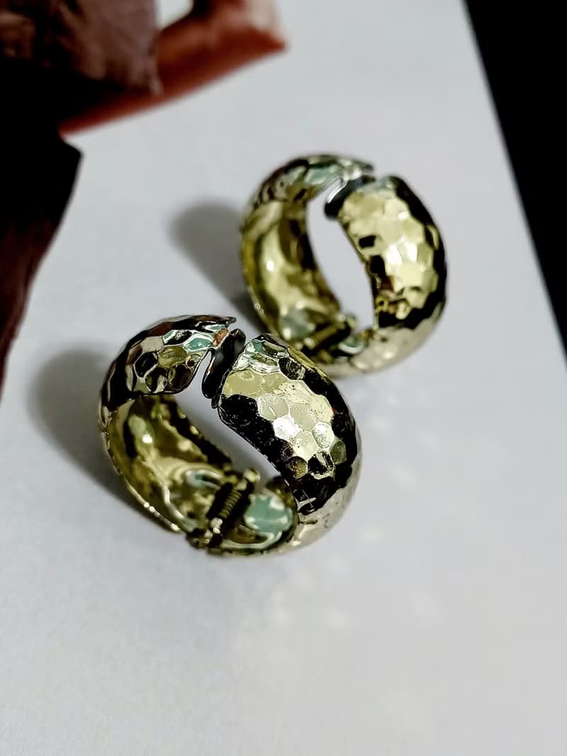 vintage jewelry  典雅金色敲擊紋環型 夾式耳環