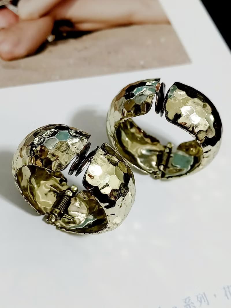 vintage jewelry  典雅金色敲擊紋環型 夾式耳環