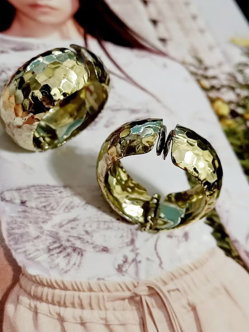 vintage jewelry  典雅金色敲擊紋環型 夾式耳環