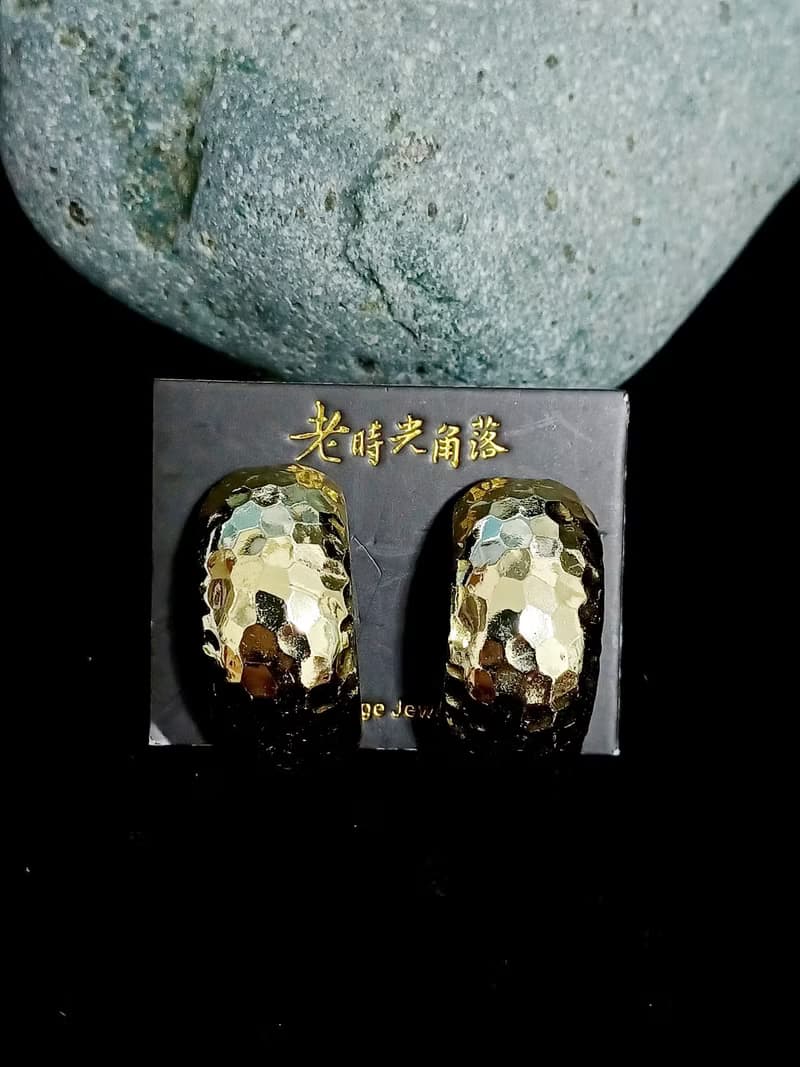 vintage jewelry  典雅金色敲擊紋環型 夾式耳環