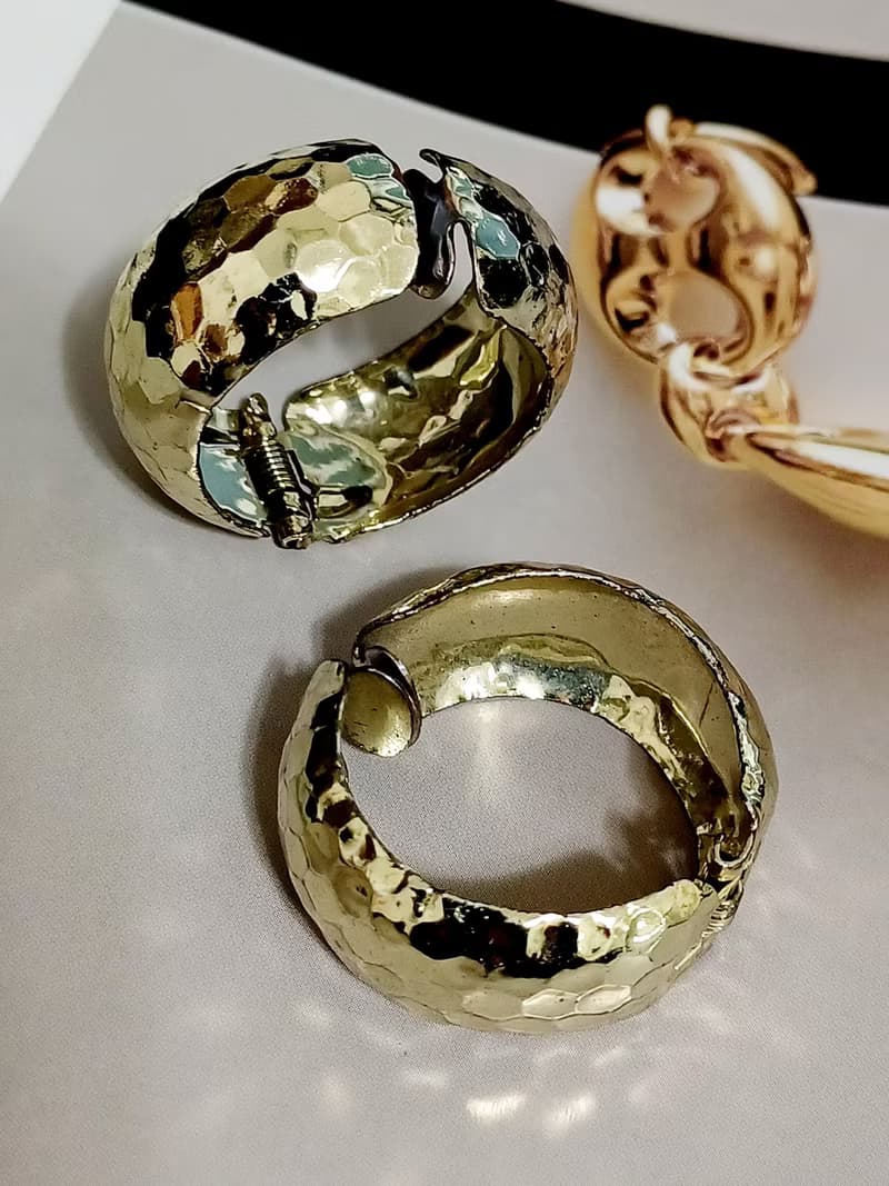 vintage jewelry  典雅金色敲擊紋環型 夾式耳環
