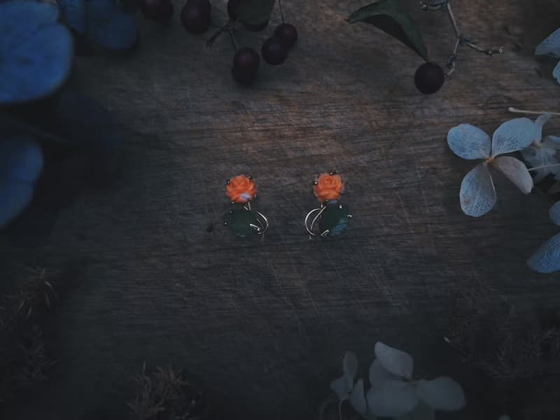 Krementz 珊瑚玫瑰翡翠葉雕刻耳環・美國古董首飾Vintage Jewelry