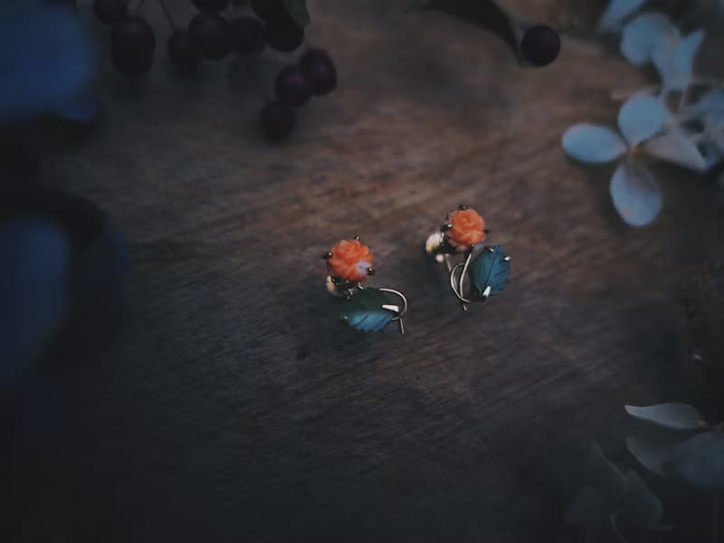 Krementz 珊瑚玫瑰翡翠葉雕刻耳環・美國古董首飾Vintage Jewelry