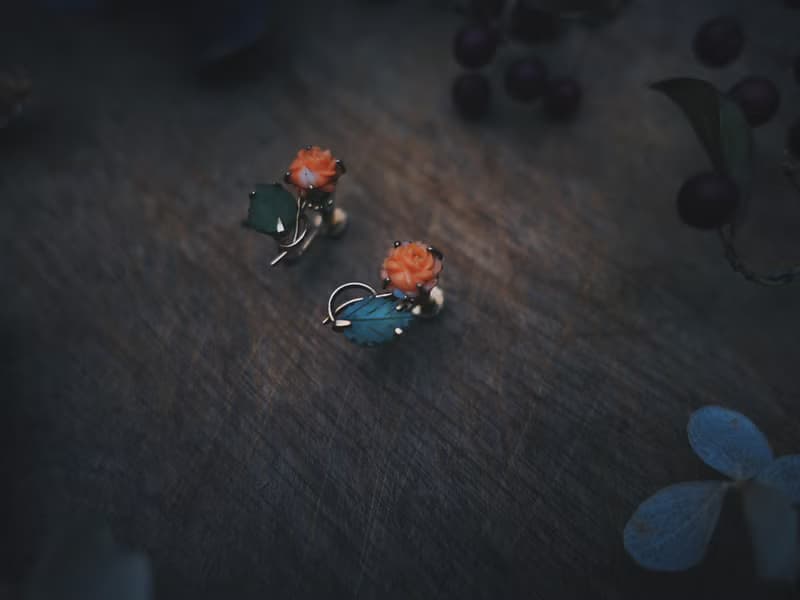 Krementz 珊瑚玫瑰翡翠葉雕刻耳環・美國古董首飾Vintage Jewelry