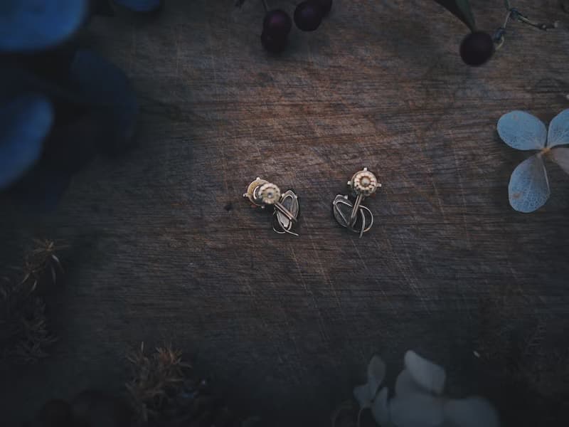 Krementz 珊瑚玫瑰翡翠葉雕刻耳環・美國古董首飾Vintage Jewelry