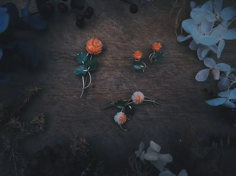 Krementz 珊瑚玫瑰翡翠葉雕刻耳環・美國古董首飾Vintage Jewelry