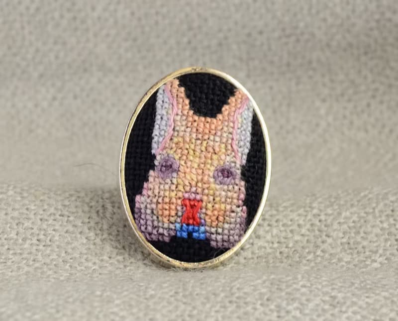 米色兔子刺繡戒指 送給寵物愛好者的十字繡首飾 送給她的手工兔子