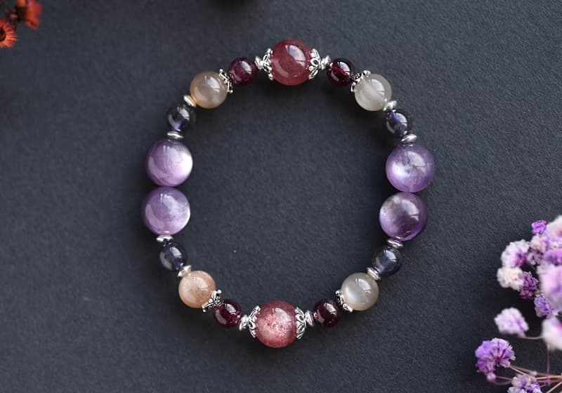 紫鋰雲母+草莓晶+堇青石+太陽石+石榴石+純銀水晶手鍊