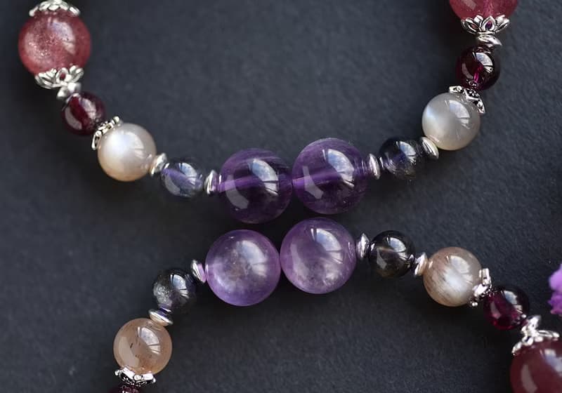 紫鋰雲母+草莓晶+堇青石+太陽石+石榴石+純銀水晶手鍊