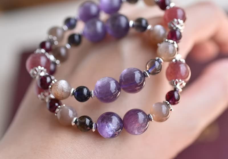 紫鋰雲母+草莓晶+堇青石+太陽石+石榴石+純銀水晶手鍊