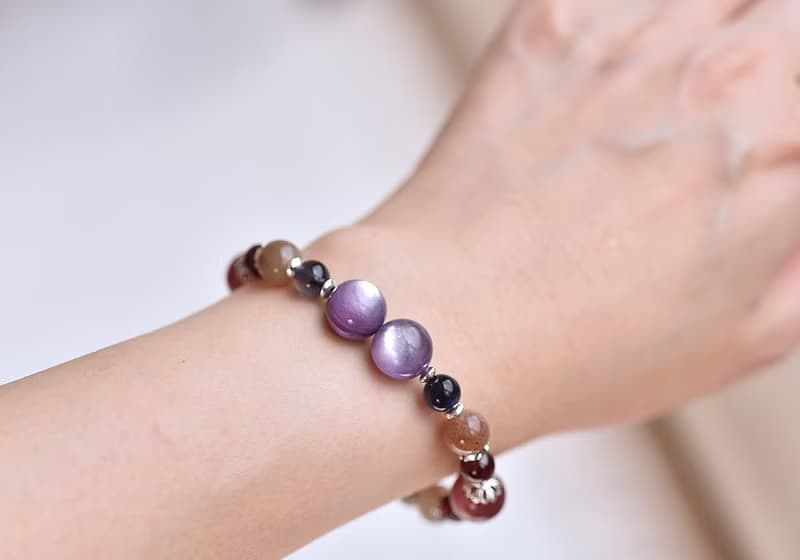 紫鋰雲母+草莓晶+堇青石+太陽石+石榴石+純銀水晶手鍊