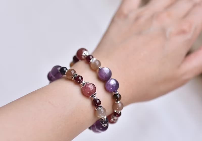 紫鋰雲母+草莓晶+堇青石+太陽石+石榴石+純銀水晶手鍊