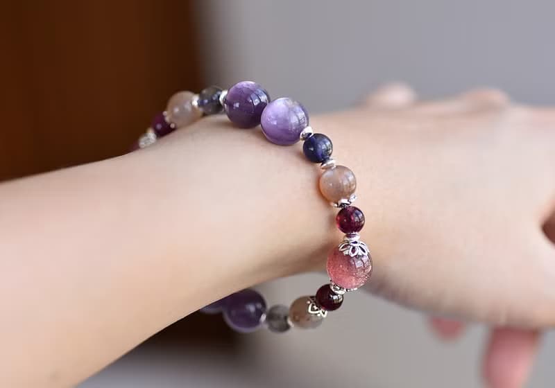 紫鋰雲母+草莓晶+堇青石+太陽石+石榴石+純銀水晶手鍊