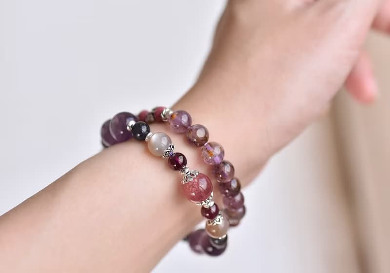 紫鋰雲母+草莓晶+堇青石+太陽石+石榴石+純銀水晶手鍊
