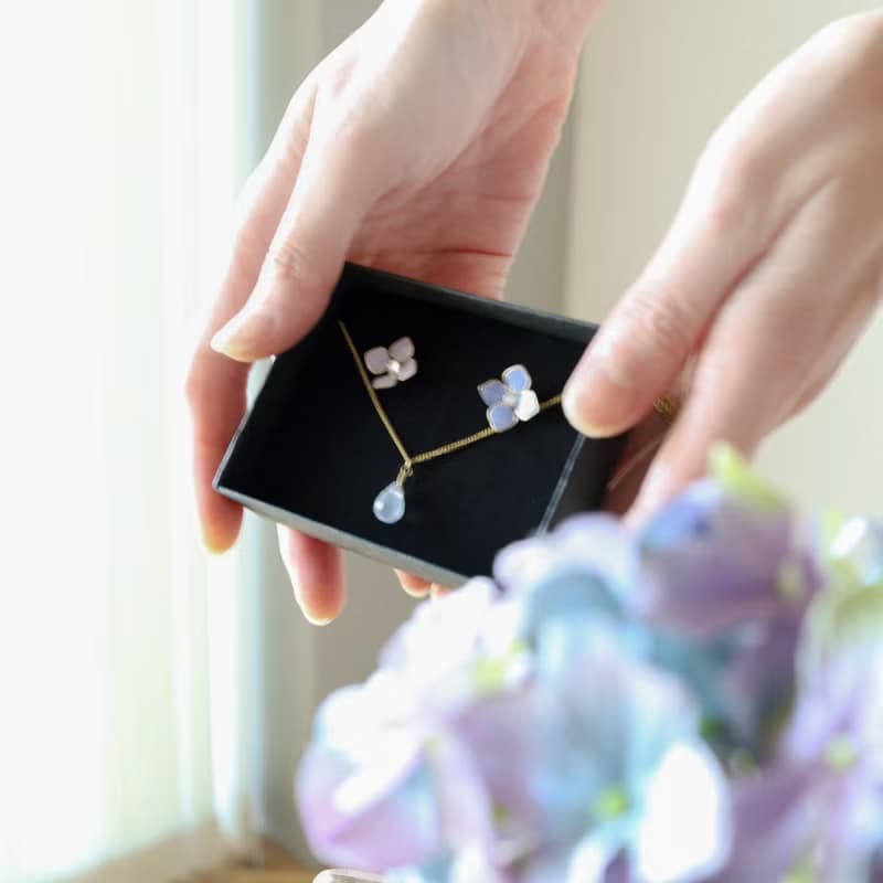 紫陽花と雨のしずくのピアス　イヤリングとネックレスのセット