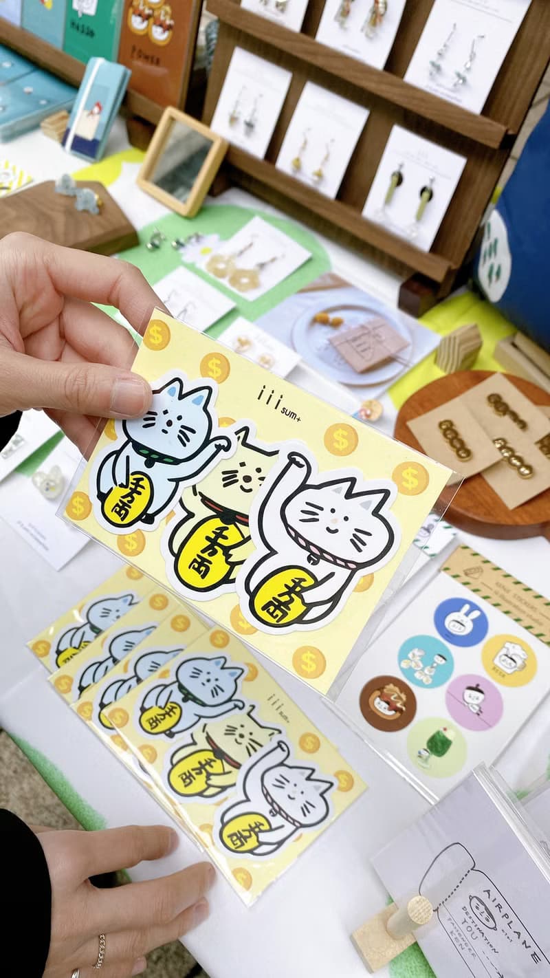 iii招財貓 插畫 切型貼紙 防水貼紙 三色一組 獨家可愛登場