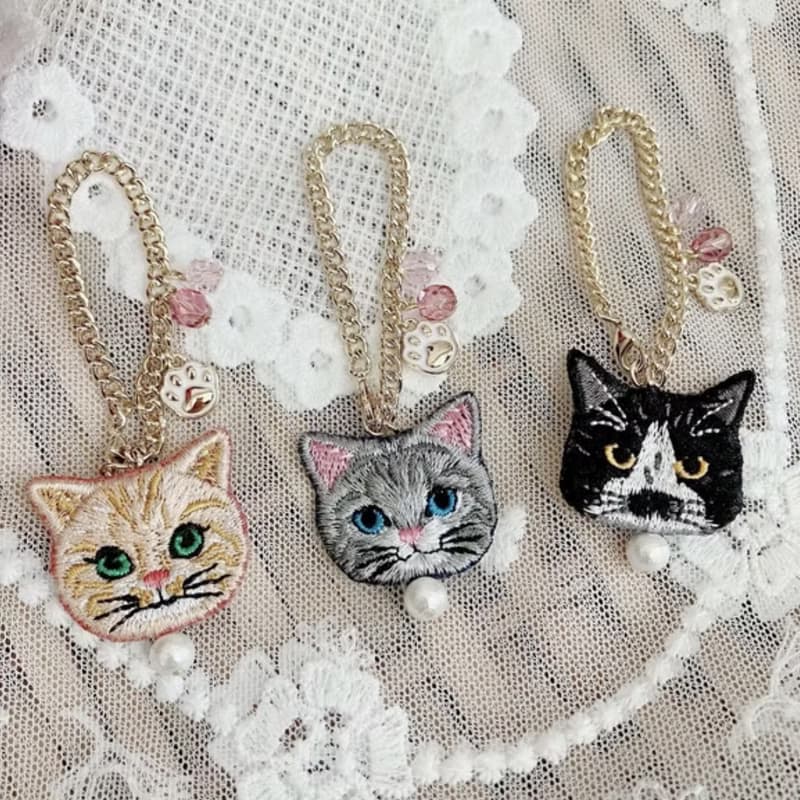 Nyaigs_猫さん刺繍と花束ビジューのバッグチャーム