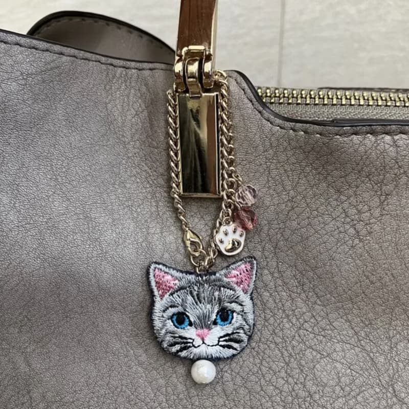 Nyaigs_猫さん刺繍と花束ビジューのバッグチャーム