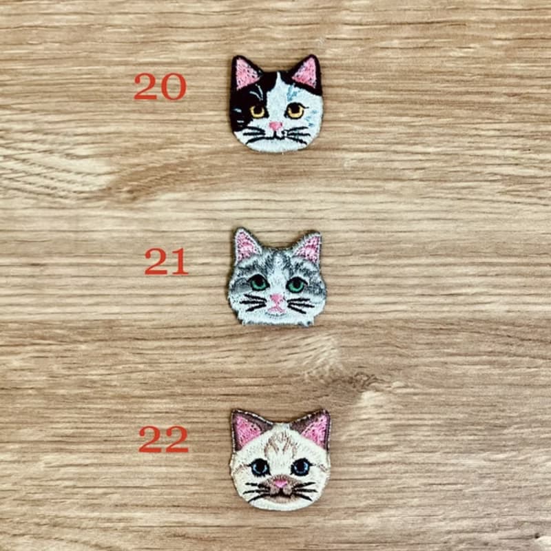 Nyaigs_猫さん刺繍と花束ビジューのバッグチャーム