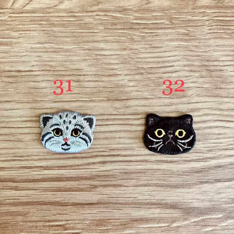 Nyaigs_猫さん刺繍と花束ビジューのバッグチャーム