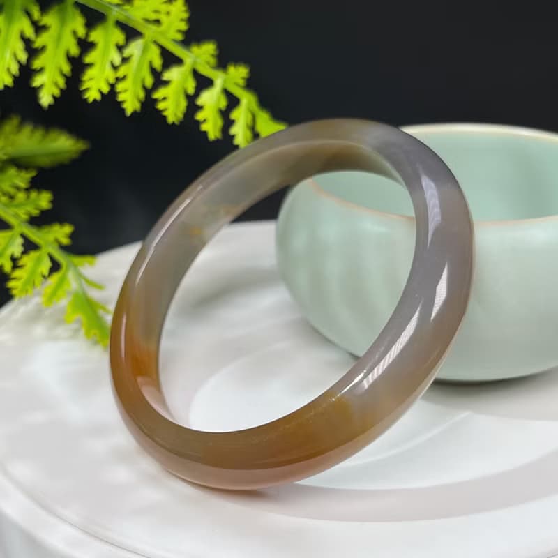 獨特瑪瑙手鐲56MM 冰潤起光漸變灰黃色玉髓手環 靈感贈運放鬆心情