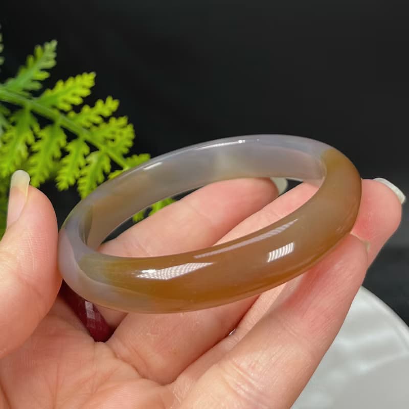 獨特瑪瑙手鐲56MM 冰潤起光漸變灰黃色玉髓手環 靈感贈運放鬆心情