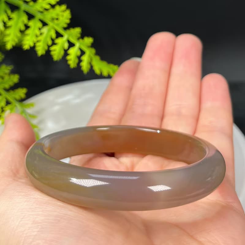 獨特瑪瑙手鐲56MM 冰潤起光漸變灰黃色玉髓手環 靈感贈運放鬆心情