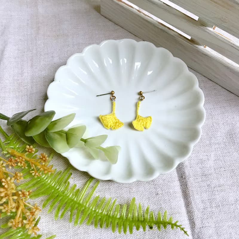 手作刺繡//對稱銀杏葉耳環//可改夾式