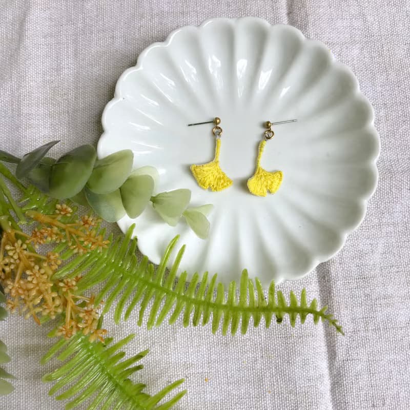 手作刺繡//對稱銀杏葉耳環//可改夾式