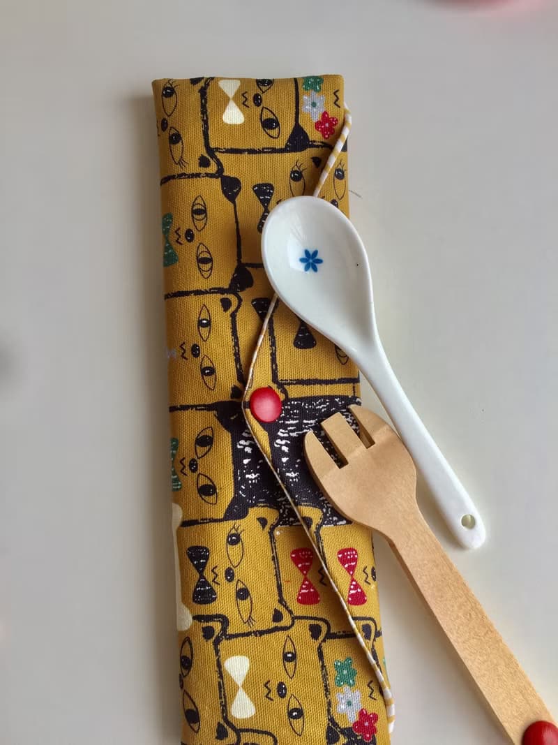 文青風環保筷袋  喵喵羅曼史 卡其黃  手作餐具袋.交換禮物.