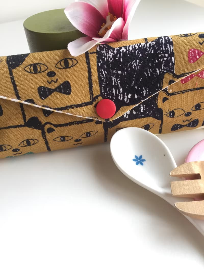 文青風環保筷袋  喵喵羅曼史 卡其黃  手作餐具袋.交換禮物.