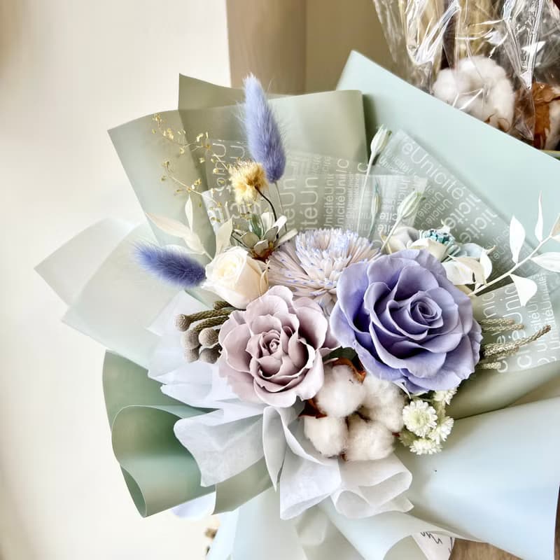 質感霧灰藍玫瑰永生花束