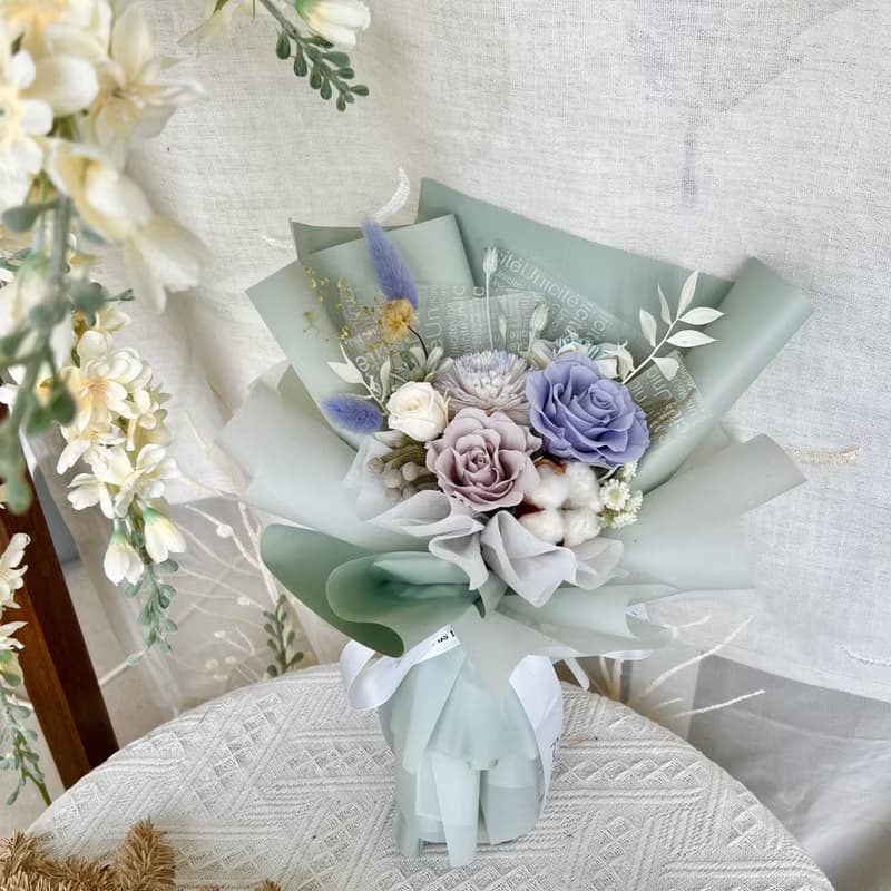 質感霧灰藍玫瑰永生花束