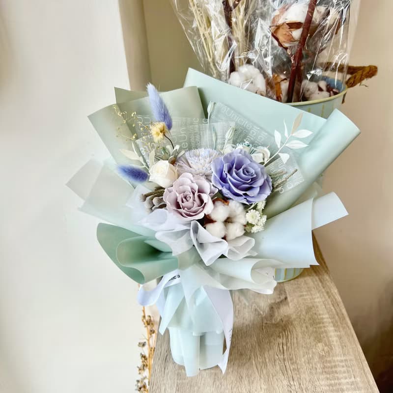 質感霧灰藍玫瑰永生花束