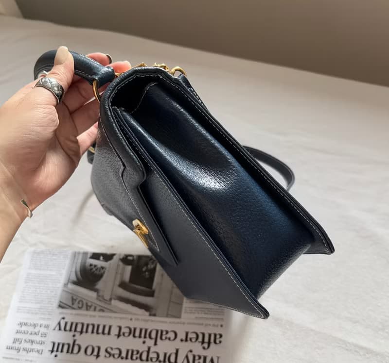 中古Valentino Garavani小V金扣 明線牛皮深丹寧配色 手提單肩包