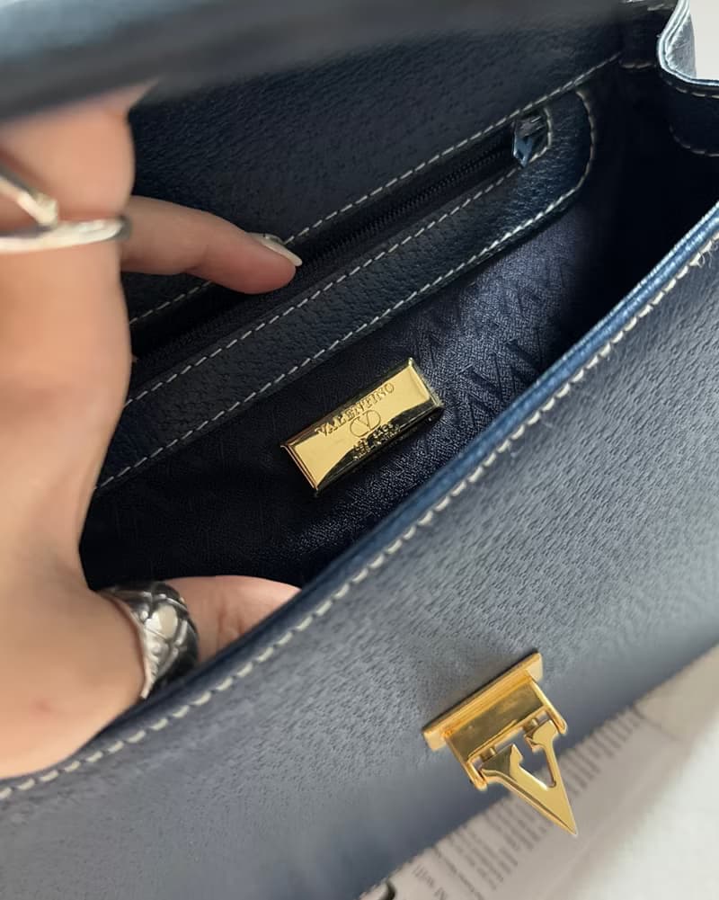 中古Valentino Garavani小V金扣 明線牛皮深丹寧配色 手提單肩包